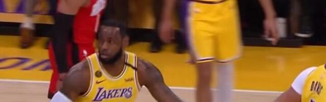 Lebron besan na sudije: Sipao psovke posle poraza