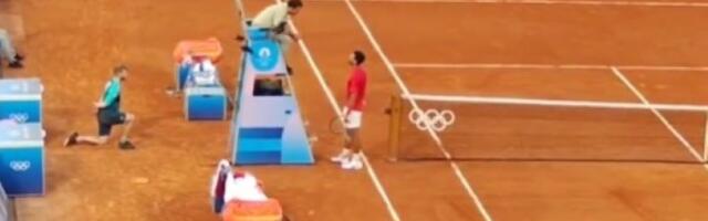 Trenutak kad je Nole ušao u klinč sa sudijom (VIDEO)