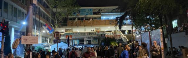 BLOKADERI MALTRETIRAJU NAROD, DESETU NOĆ ZAREDOM BLOKIRAJU RTS Zatvorili saobraćajnice, šetaju i prave buku (FOTO)