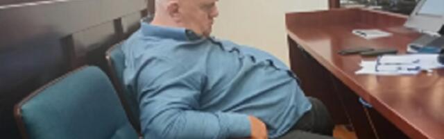 ŠTA JE TO DOSTOJANSTVO Odbornik SNS u Čačku otišao u poslednju klupu i ZAHRKAO (VIDEO)