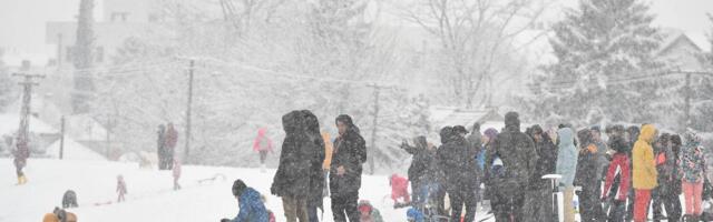 Studenti pozvali građane na grudvanje ispred Skupštine