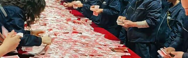 Kineska kompanija podelila 26 miliona dolara u kešu radnicima na proslavi: "Nosili su koliko su mogli"