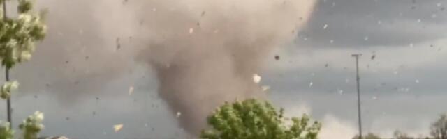 TORNADO PROTUTNJAO KROZ PRESTONICU! Obarao drveće i tezge na pijaci, narod u čudu posmatrao haos (VIDEO)