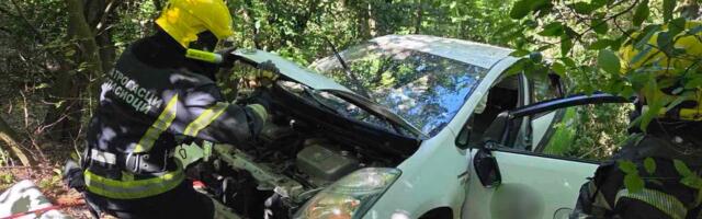 Druga saobraćajna nezgoda danas na teritoriji Šumadije, vatrogasci izvlačili povrđenog iz smrskanog automobila
