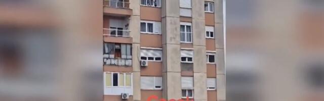 Deca vise sa šestog sprata zgrade, izašla kroz prozor i hodaju po simsu