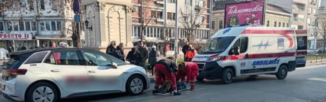 Taksista oborio pešaka na Trgu Pavla Stojkovića