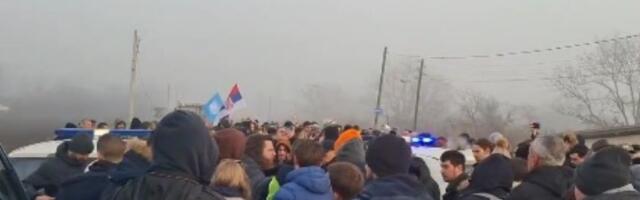Kordon policije sprečava poljoprivrednike da dođu u Novi Sad, studenti otišli da im pruže podršku (VIDEO)