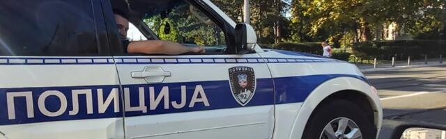 Interventna policija u dvorištu Visoke zdravstvene škole: Legitimišu studente!