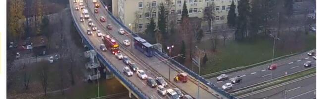 STANJE NA PUTEVIMA U PRESTONICI! Popodnevni špic uzeo maha i na pravcima koji obično nisu pod gužvom, evo koje saobraćajnice izbegavati! (FOTO)