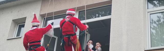 NOVOGODIŠNJA RADOST ZA VALJEVSKE MALIŠANE KOJI SU U BOLNICI: Deda Mraz podelio paketiće deci na lečenju (FOTO)