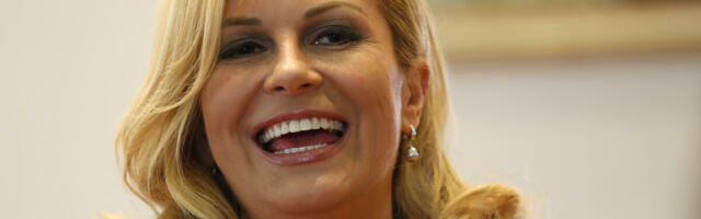 KOLINDA ŽIVI KAO KRALJICA! Samo se ŠVRĆKA po svetu - pored nje OZBILJAN BAJA, bivša PREDSEDNICA sija od sreće