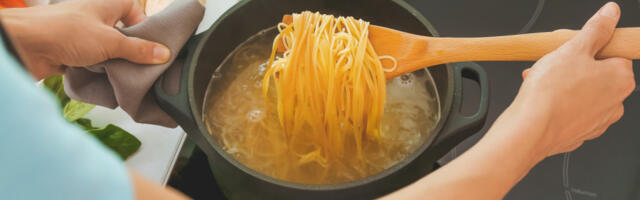 Ako prosipate VODU OD KUVANJA TESTENINE - odmah prestanite: Kuvari je zovu tečnim zlatom, evo i zašto!