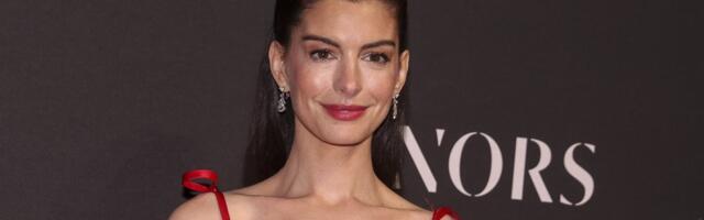 Poznata glumica gori u kožnom izdanju: Izgleda kao domino dama, samo joj fali bič (FOTO)