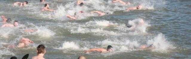 "Krsta NEMA, otišao niz Moravu!": Kada SNS organizuje plivanje za časni krst - to postaje POTOP, ali bukvalno!