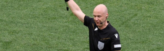 ​Ентони Тејлор судија на мечу фудбалера Црвене звезде и Лила