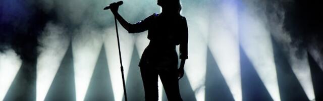 Na svadbu došla u farmerkama, pa šokirala goste: Pevačica na venčanju promenila ime umesto prezimena