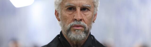 Svi su se pitali ko je izborani starac sede kose na Met Gali 2026: Niko nije ni slutio da se ispod maske krije poznati mladić