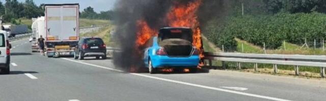 Gori automobil na auto-putu kod Uba: Požar buknuo kod motora (FOTO)