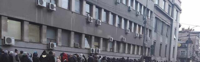 Kilometarski redovi u cik zore i na minus tri stepena. Planuli vaučeri za subvencionisani odmor