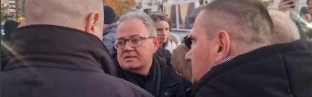 OPOZICIJA BLOKIRALA PUT, BESAN NAROD HOĆE DA IH LINČUJE: Lutovac i deset ludaka maltretiraju narod u Beogradu na vodi (VIDEO)