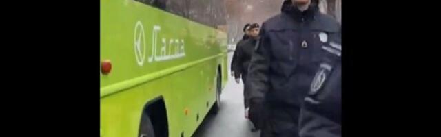 Policija sklanja studente i čuva autobus pun SNS-ovaca (VIDEO)