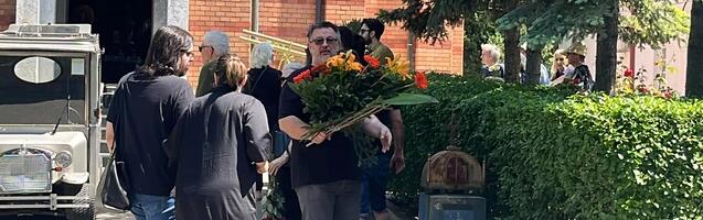 Tuga na Novom groblju: SAHRANA GLUMICE ANĐELKE MILIVOJEVIĆ TADIĆ, kolege mužu izjavljuju saučešće (FOTO)