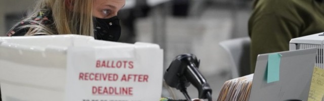 OVAKO SE MANIPULIŠE GLASOVIMA: Radnik američke pošte otkrio prevaru na predsedničkim izborima (VIDEO)