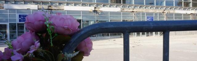 Šef Delegacije EU u Srbiji fon Bekerat u Novom Sadu odao poštu stradalima na Železničkoj stanici