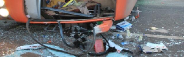 Најмање 13 људи погинуло, више од 10 повређено када се преврнуо аутобус