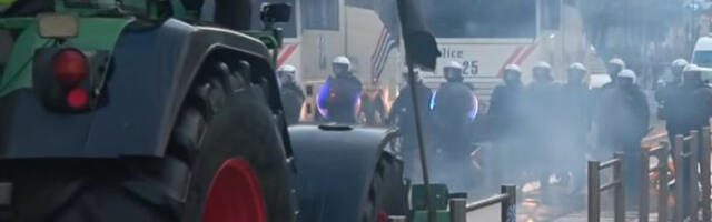 Сузавац и водени топови, жесток обрачун полиције са демонстрантима у Бриселу (видео)