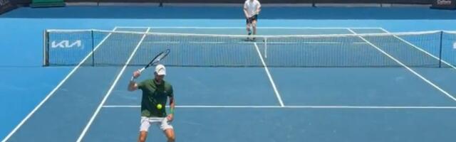 Đoković pravio šou sa Medvedevom na trening, a onda se na terenu pojavio i Siner...