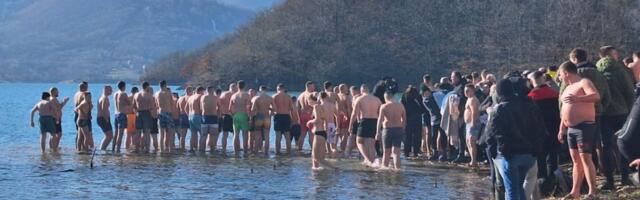 Nikad više plivača na jezeru Gazivode: Prvi do Časnog krsta stigao srednjoškolac - ispratili ga trubači (FOTO)