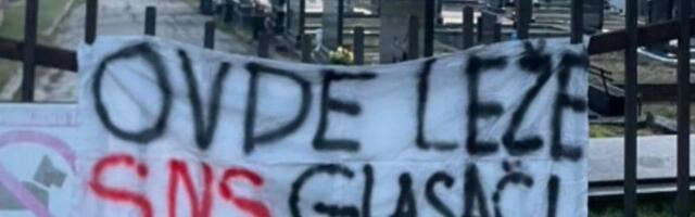 "Ovde leže SNS glasači": Skandalozan natpis na groblju u Bajinoj Bašti - Blokaderi nemaju granicu (FOTO)