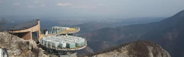 Na platforme staklenog vidikovca postavljeno opterećenje veće od 100 tona: Nesvakidašnji prizor na vrhu Kablara (FOTO)