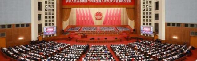 Si Đinping i drugi državni lideri na otvorenom sastanku četvrtog zasedanja Svekineskog narodnog kongresa 14. saziva