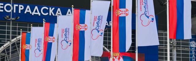 KURIR TELEVIZIJA UŽIVO ISPRED BEOGRADSKE ARENE! Pogledajte kako izgledaju pripreme za veliki skup SNS-a! Pristigli građani svih starosnih doba