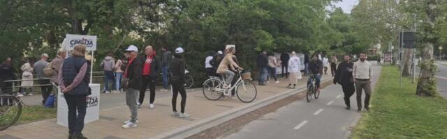 Studenti postavljaju štandove u Novom Sadu i dele nalepnice: Nedaleko od njih stoje naprednjaci