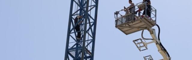Preokret u Novom Sadu: Muškarac odustao od skoka sa dizalice (FOTO)