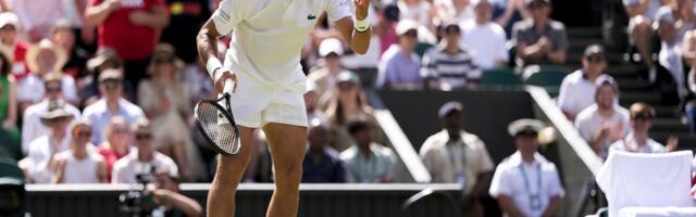 NOVAK URLAO NA SVOJ BOKS - ĐOKOVIĆ POTPUNO POBESNEO: Umuknite, neću reč da čujem! Ćuti,  molim te, i ti!