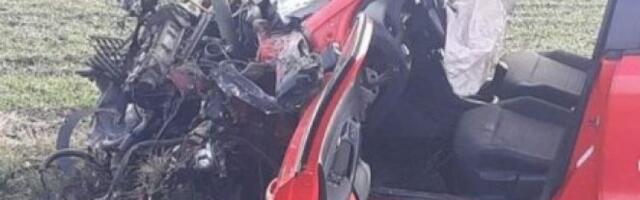 JEZIVA SCENA NESREĆE KOD ĐURĐEVA! Motor odvojen od vozila, a saobraćajni znak "zaboden" po sred automobila (FOTO)