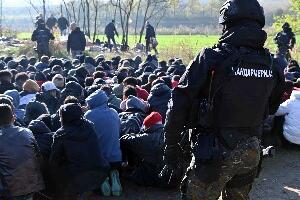 Полиција код миграната пронашла аутоматско оружје, пиштоље и обележја ОВК