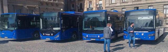 GSP vozi za Sremsku Mitrovicu: "Nemanjićko plavi" autobusi za SNS pristalice (VIDEO)