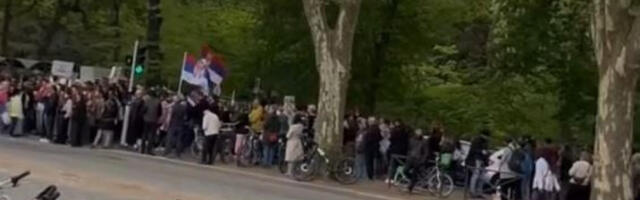 BLOKADERI DOBILI PEDALU U STRAZBURU Dočakali ih radnici recepcije: Gledajte gde su nas šutnuli... Ne daju nam (VIDEO)