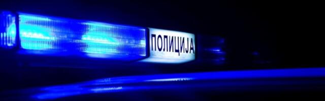 Ukrao auto i zakucao se u prodavnicu, pa pretukao vlasnicu kuće