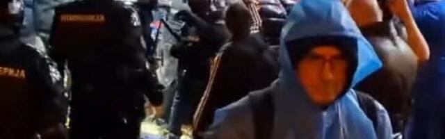 Isplivao novi snimak: Pogledajte kako je policija pendrecima udarala naprednjake u Novom Sadu (VIDEO)