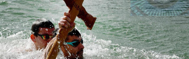 Plivanje za časni krst u  Niškoj Banji