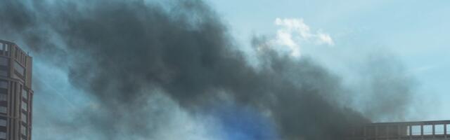 Gori porodična kuća u Zemunu: Vatra zahvatila krov