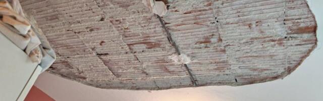 Učenici OŠ „Toplički heroji“ nastavu prate onlajn, otpao deo maltera sa plafona