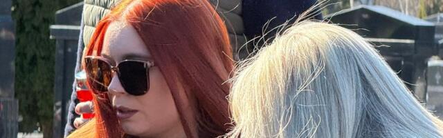 ĆERKA SAŠE POPOVIĆA NA POMENU OCU NEMA OD BOLA: Aleksandra ne skida tamne naočare, ne odvaja se od majke i brata Danijela (FOTO)