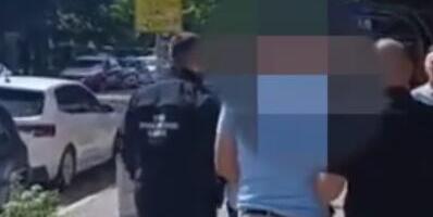POHAPŠENI VOZAČI AUTOBUSA U NOVOM PAZARU: Osumnjičeni za krijumčarenje, skrivali tekstilnu i akciznu robu u posebno izrađenim pregradama autobusa (VIDEO)